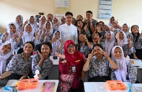 Wapres RI, Gibran Rakabuming Raka bersama murid SMKN 3 Tangerang. Foto: BPMI SetWapres RI