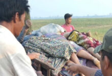 Puluhan mayat hasil pembunuhan massal diangkut warga. Foto: VOA