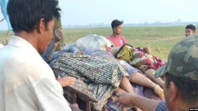 Puluhan mayat hasil pembunuhan massal diangkut warga. Foto: VOA