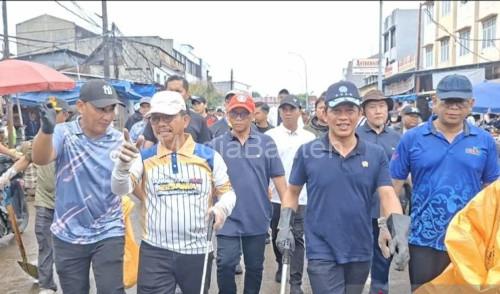 Menteri LH, Hanif Faisol Nuroiq bersama Walikota Tangerang, Sachrudin. Foto Antara