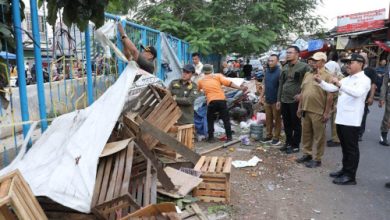 Penertiban PKL di sekitar Pasar Sipon, Kota Tangerang.foto Antara