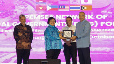 Penyerahan penghargaan atas Desa Ketapang oleh Menteri LH. Foto: Biro Adpim Banten