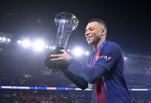 Pemain PSG, Mbape mengangkt Piala Super Prancis. Foto: Web PSG