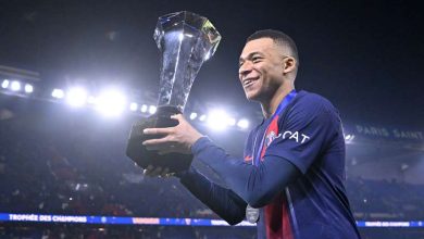 Pemain PSG, Mbape mengangkt Piala Super Prancis. Foto: Web PSG