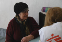 Pasien MSF yang tengah berkonsultasi di Ukraina. Foto © Yuna Cho/MSF