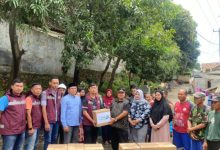 Penyaluran paket bantuan sembako dari Pelindo ke korban banjir Ciwandan. Foto Antara