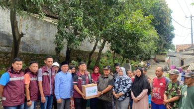 Penyaluran paket bantuan sembako dari Pelindo ke korban banjir Ciwandan. Foto Antara
