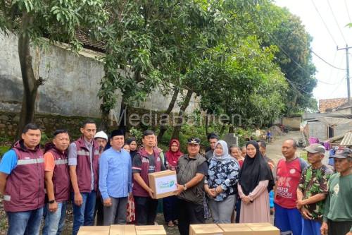 Penyaluran paket bantuan sembako dari Pelindo ke korban banjir Ciwandan. Foto Antara
