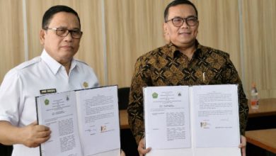 Wakil Bupati Lebak, Amir Hamzah dan Rekntor Unma, Prof Adriansya teken MoU. Foto: Eko
