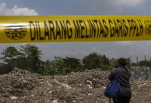 Penyegelan tempat pembuangn sampah dari limbah industri di bantaran Sungai Ciujung. Foto: Antara