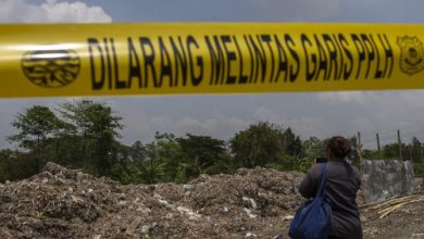 Penyegelan tempat pembuangn sampah dari limbah industri di bantaran Sungai Ciujung. Foto: Antara