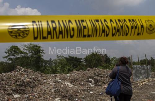 Penyegelan tempat pembuangn sampah dari limbah industri di bantaran Sungai Ciujung. Foto: Antara