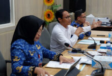 Ketua Komisi I DPRD Banten, Jazuli Abdilah dalam pertemuan dengan guru honorer yang dipecat. Foto: Dok Pribadi