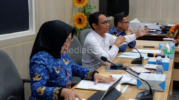 Ketua Komisi I DPRD Banten, Jazuli Abdilah dalam pertemuan dengan guru honorer yang dipecat. Foto: Dok Pribadi