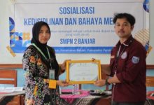 Mahasiswa KKM Universitas Bina Bangsa Gelar Sosialisasi Kedisiplinan dan Bahaya Merokok di SMPN 2 Banjar