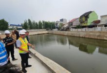 Wakil Walikota Tangsel, Pilar Saga Ichsan meninjau tandon PBI di Ciputat. Foto: Antara