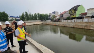 Wakil Walikota Tangsel, Pilar Saga Ichsan meninjau tandon PBI di Ciputat. Foto: Antara