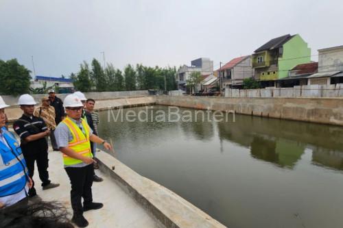Wakil Walikota Tangsel, Pilar Saga Ichsan meninjau tandon PBI di Ciputat. Foto: Antara