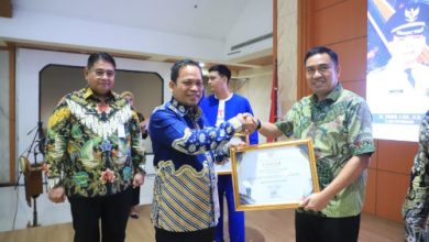 Pj Walikota Tangerang, Nurdin terima penghargaan. Foto: Antara