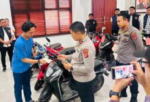 Wakapolres Cilegon, Kompol M Ridzky Salatun menyerahkan sepeda motor ke pemiliknya yag sempat dicuri. Foto Daeng Yusvin
