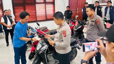 Wakapolres Cilegon, Kompol M Ridzky Salatun menyerahkan sepeda motor ke pemiliknya yag sempat dicuri. Foto Daeng Yusvin