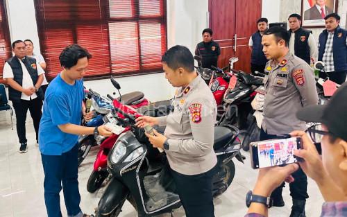 Wakapolres Cilegon, Kompol M Ridzky Salatun menyerahkan sepeda motor ke pemiliknya yag sempat dicuri. Foto Daeng Yusvin