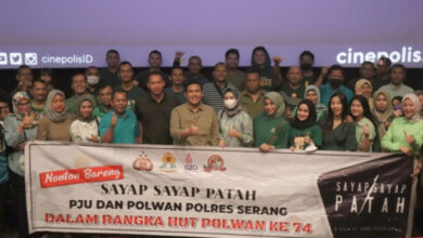 Kapolres Serang, AKBP Yudha Satria dan jajarannya nonton film Sayap-sayap Patah. Foto: Yono