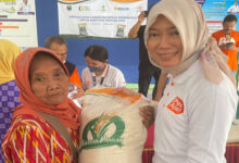 Siti Choiriana, Direktur Bisnis Kurir dan Logistik Indonesia serahkan bantuan pangan beras. Foto: Humas Pos Indonesia