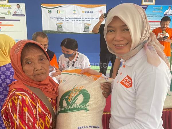 Siti Choiriana, Direktur Bisnis Kurir dan Logistik Indonesia serahkan bantuan pangan beras. Foto: Humas Pos Indonesia