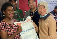 Siti Choiriana, Direktur Bisnis dan Logistik Pos Indonesia serahkan bantuan beras pemerintah di Papua. Foto: Humas Pos Indonesia