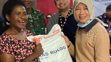Siti Choiriana, Direktur Bisnis dan Logistik Pos Indonesia serahkan bantuan beras pemerintah di Papua. Foto: Humas Pos Indonesia