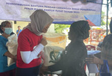 Siti Choiriana, Direktur Bisnis dan Kurir Logistik PT Pos Indonesia serahkan bantuan pangan beras di Surabaya. Foto: Humas PT Pos Indonesia