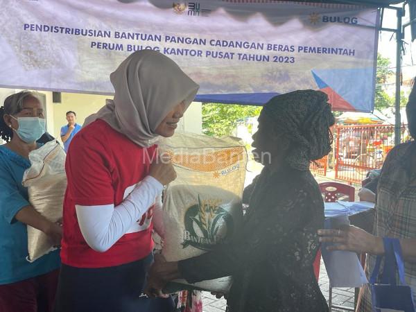 Siti Choiriana, Direktur Bisnis dan Kurir Logistik PT Pos Indonesia serahkan bantuan pangan beras di Surabaya. Foto: Humas PT Pos Indonesia