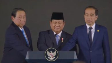 Presiden RI, Prabowo Subianto meresmikan BPI Danantara, diapit Presiden Ke-7 Joko Widodo dan Presiden ke-6 Susilo Bambang Yudhoyono. Foto: Antara