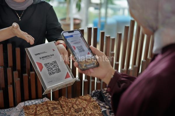 transaksi jual beli via qris. Foto: Bank Indonesia