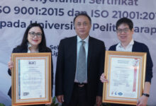 Penyerahan sertifikat ISO manajemen mutu dan organisasi kependidikan. Foto: Humas UPH