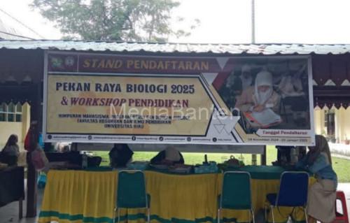 Stand pendaftaran Pekan Raya Biologi di Unri. Foto: Panitia PRB