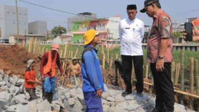 Walikota Tangerang, Sachrudin mencek pembangunan turap. Foto: Antara