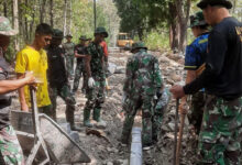 Prajurit Yonkar 2 Mar ikut TMMD ke-121 di Ngawi. Foto: Renondhar - Menakv 2 Mar