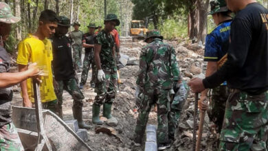 Prajurit Yonkar 2 Mar ikut TMMD ke-121 di Ngawi. Foto: Renondhar - Menakv 2 Mar