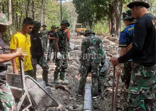 Prajurit Yonkar 2 Mar ikut TMMD ke-121 di Ngawi. Foto: Renondhar - Menakv 2 Mar