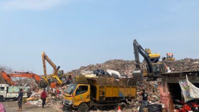 Pengelolaan sampah di TPA Rawakucing. Foto: Antara