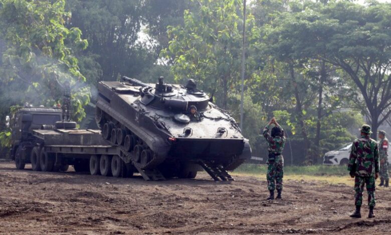 Tank Amfibi bermanuver di darat. Foto: Munawir-Menkav 2 Mar