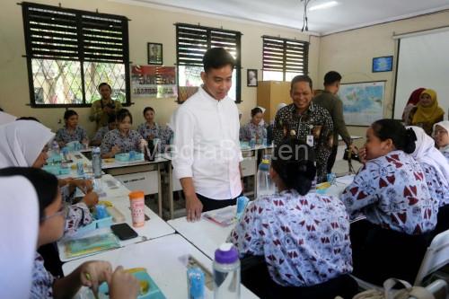 Wapres RI, Gibran Rakabuming Raka tinjau SMAN 3 Tangerang. Foto: Antara