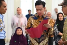 Wapres RI, Gibran Rakabuming Raka menyerahkan bantuan kemasyarakatan. Foto: BPMI SetWapres RI