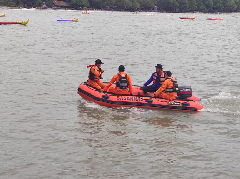 Wisatawan Hilang Terseret Ombak 2 Meter Di Pantai Carita - MediaBanten.Com