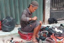 Abah Bani, tukang sol sepatu di Pasar Lama, Kota Serang. Foto Abdul Hadi