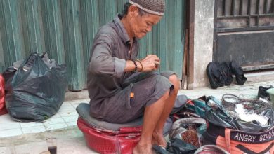 Abah Bani, tukang sol sepatu di Pasar Lama, Kota Serang. Foto Abdul Hadi