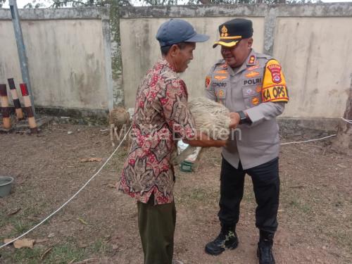 Kapolres Serang, AKBP Condro Sasongko mengembalikan 4 kambing milik Abdullah yang dicuri. Foto: Yono