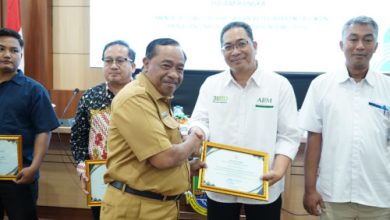 PT ABM, BUMD Pemprov Banten mendapat penghargaan dari Walikota Cilegon karena konsisten mendukung pengendalian inflasi. Foto Hujmas ABM